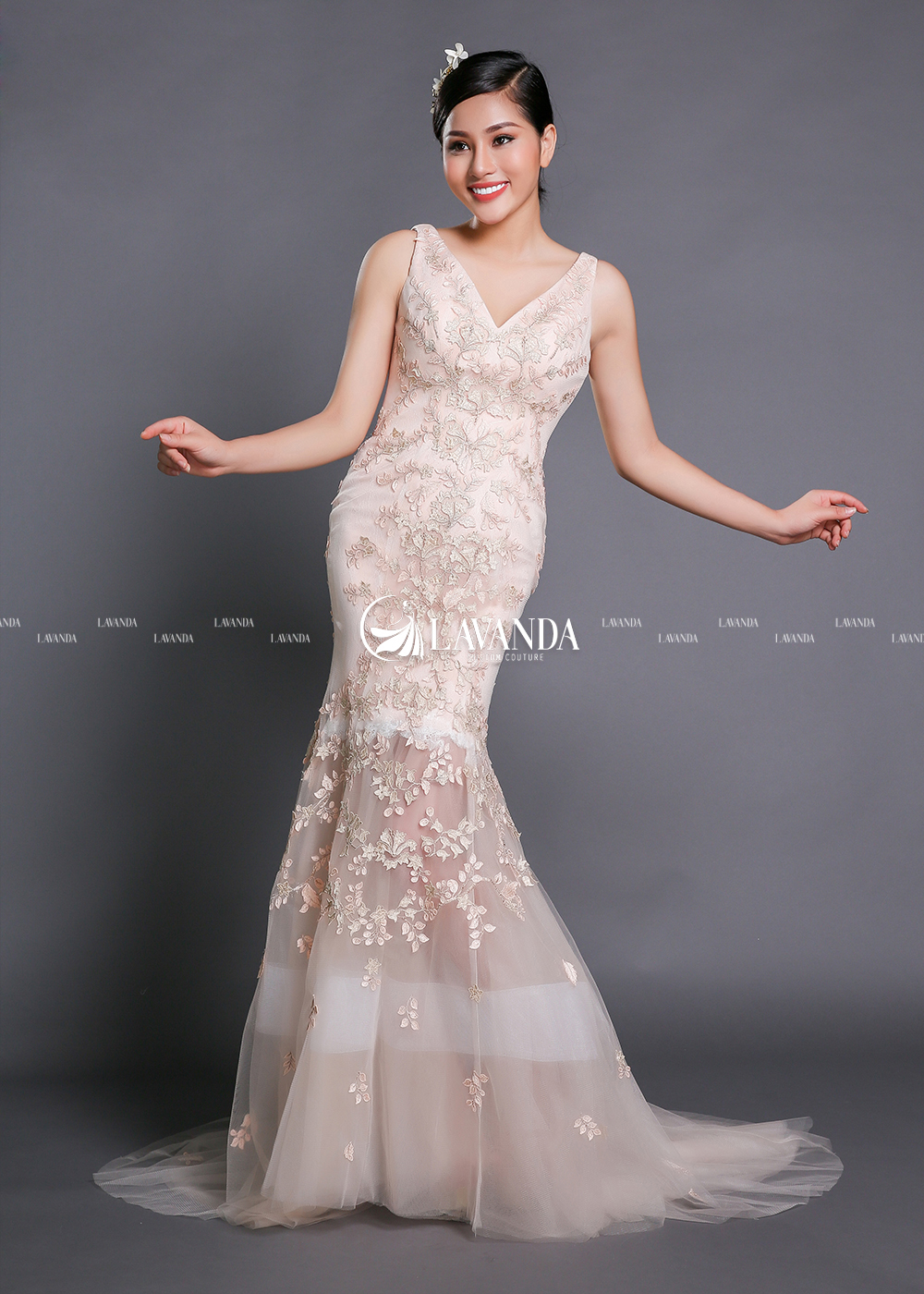 Lace Applique Tulle V-Neck Mermaid Wedding Dress